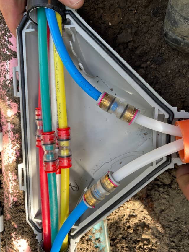 Vybočenie mikrotrubičky z priebehu HDPE rúry