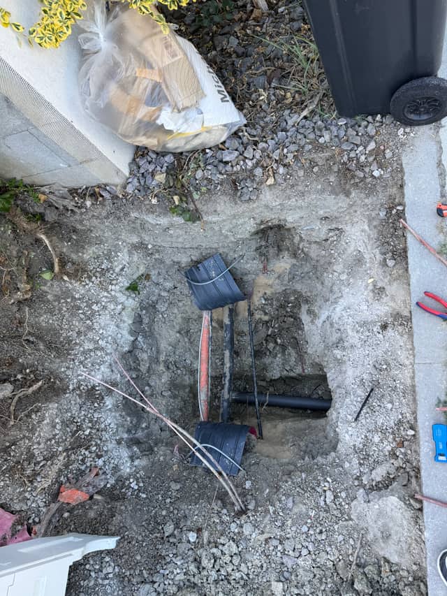Výkop a pretiahnutie HDPE rúry pod chodníkom